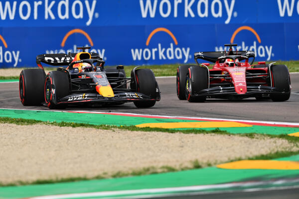 Max Verstappen en Charles Leclerc in gevecht op de baan Imola 2022