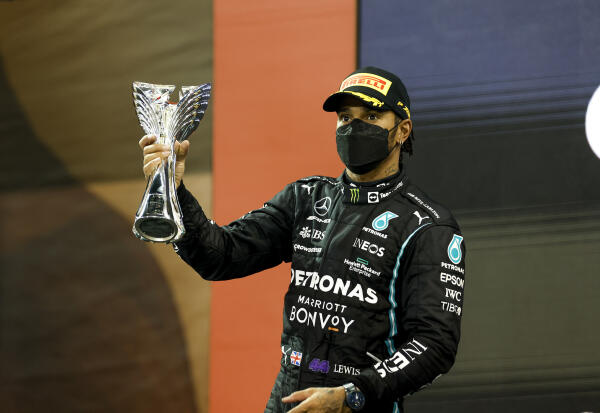 Lewis Hamilton met beker Grand Prix Abu Dhabi 2021