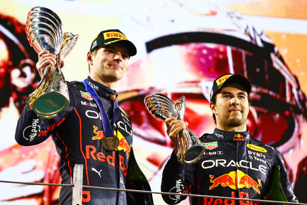 Verstappen en Pérez podium abu dhabi