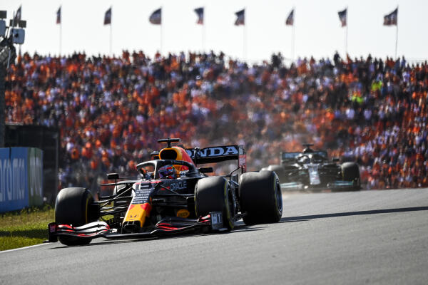 Max Verstappen leidt Lewis Hamilton tijdens Grand Prix Nederland 2021