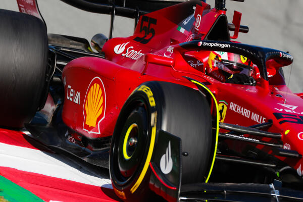 Carlos Sainz in de auto tijdens tweede testdag Barcelona 2022