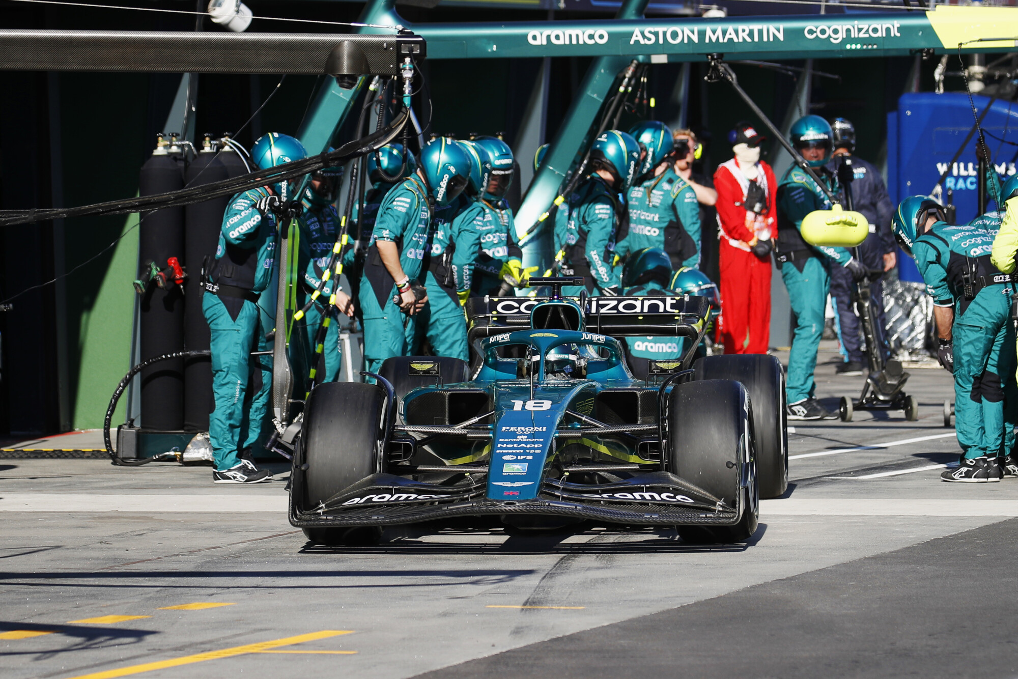 aston martin lance stroll pitstraat