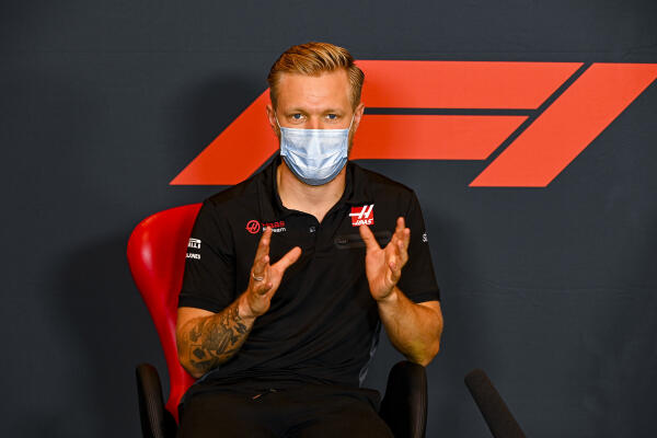 Kevin Magnussen praat met de media Grand Prix Imola 2020