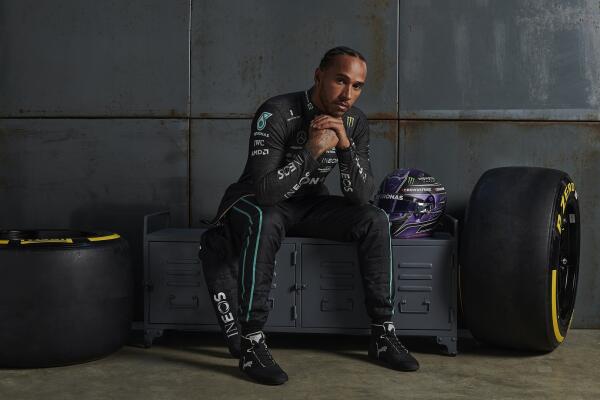 Lewis Hamilton fotoshoot launch nieuwe Mercedes 2022