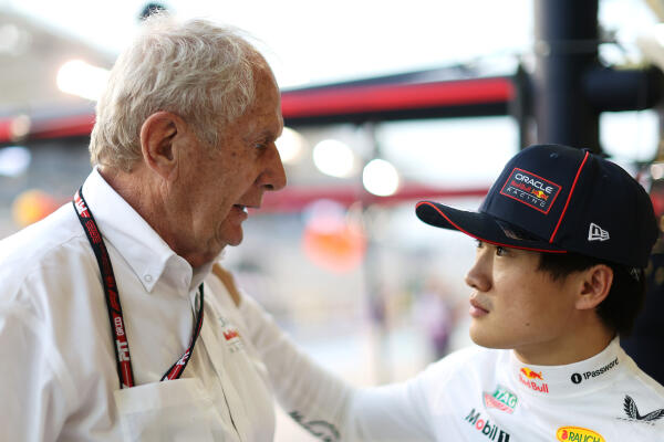 Yuki Tsunoda en Helmut Marko - GP Bahrein 2025