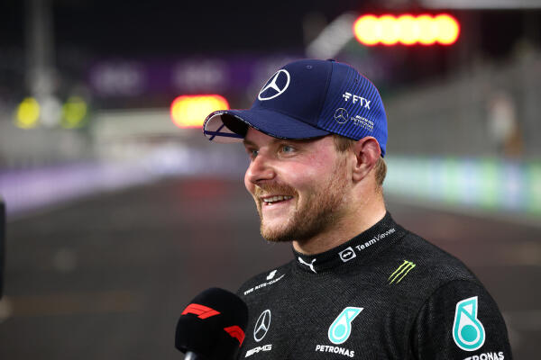 Valtteri Bottas praat met media na kwalificatie Grand Prix Saudie-Arabië 2021