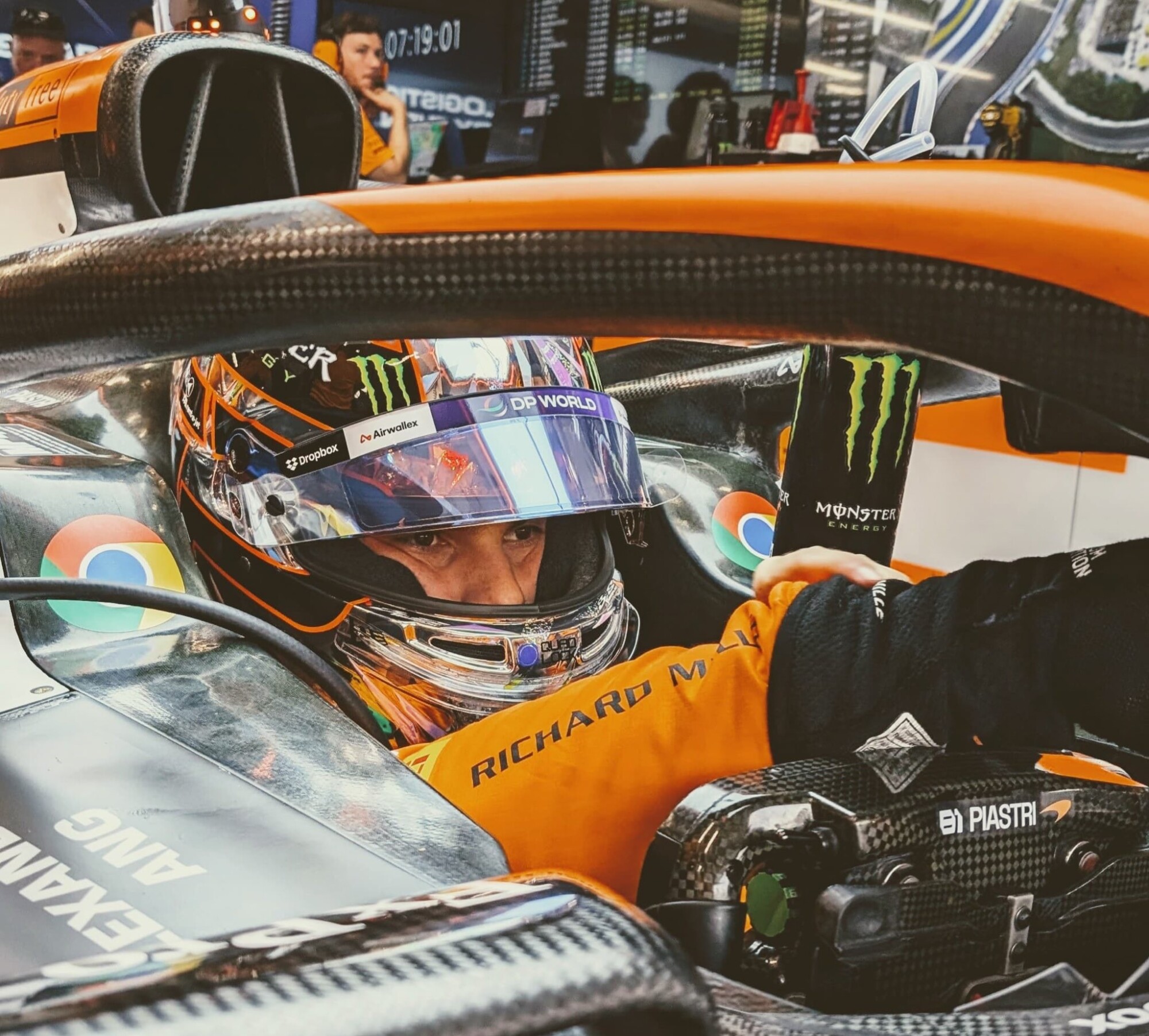 Piastri in auto Singapore garage