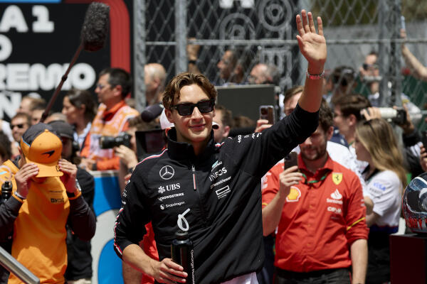 russell zwaaiend voorafgaand gp spanje