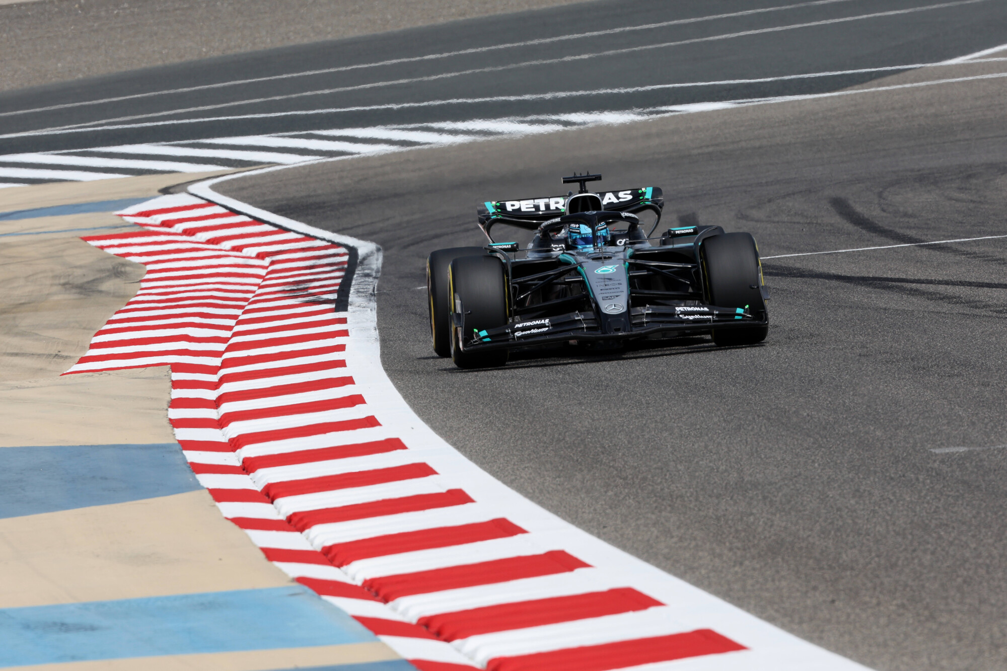 George Russell Mercedes 2025 wintert5est