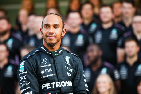 Lewis Hamilton met Mercedes-team op achtergrond
