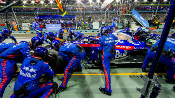 1920x1080-Pitstop-Scuderia-Toro-Rosso-GP-Singapore-2018