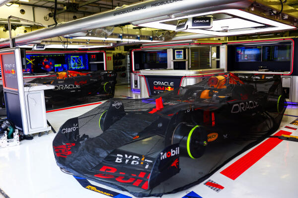 Red Bull garage Bahrein