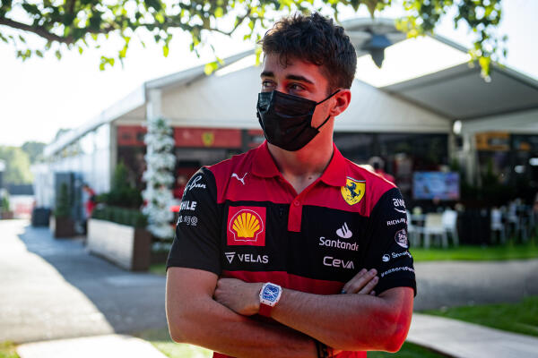 Charles Leclerc in de paddock GP Australië 2022