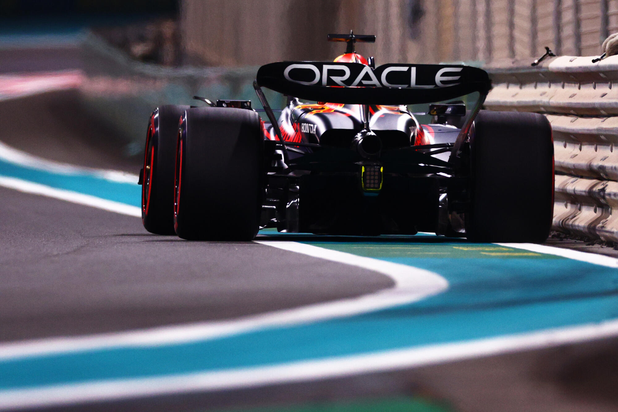 Achterkant Red Bull auto