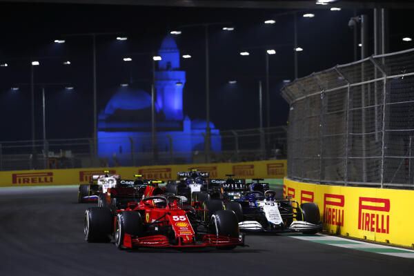 Carlos Sainz leidt een groepje Grand Prix Saoedi-Arabië 2022