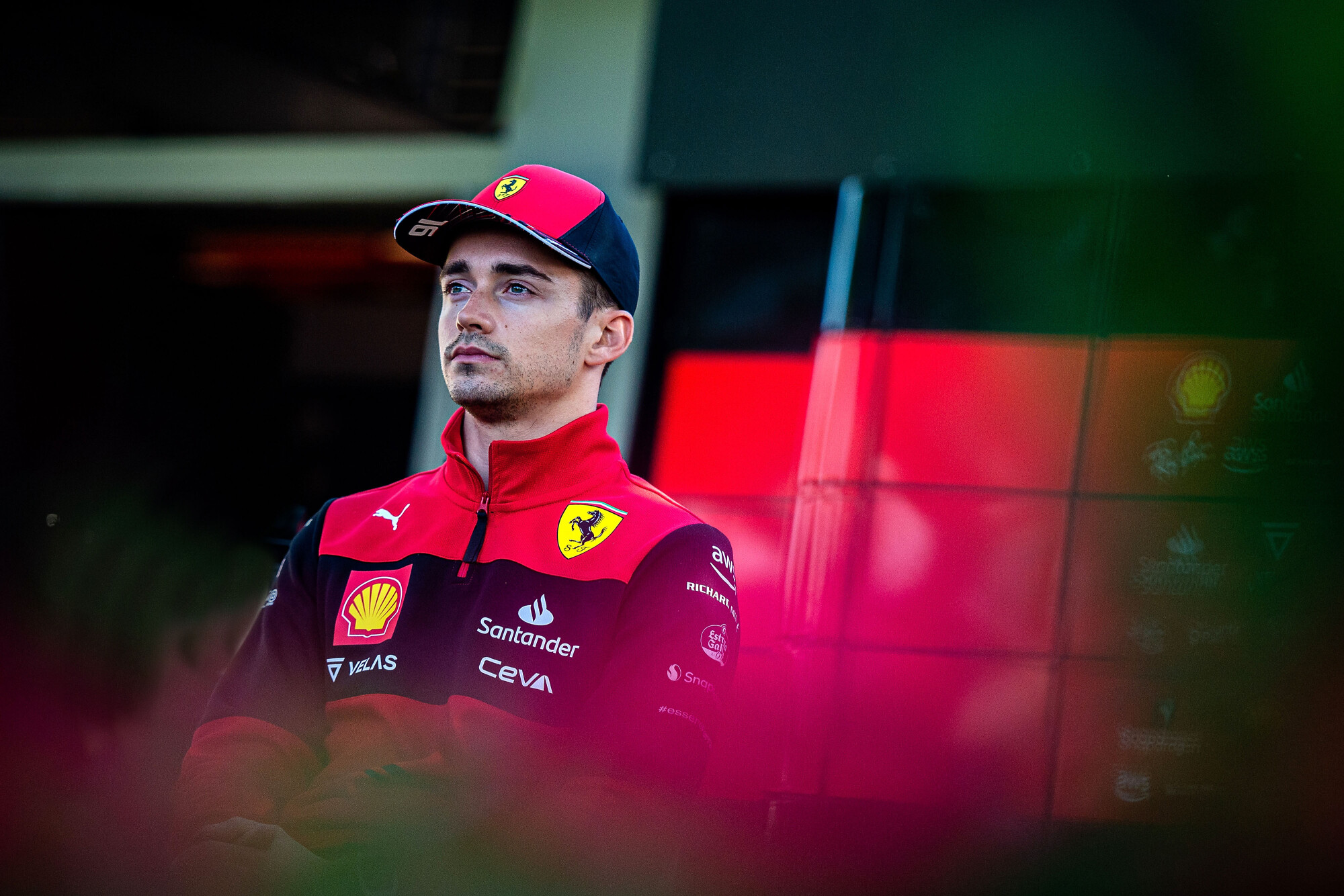 Charles Leclerc in de paddock op de donderdag GP Australië 2022