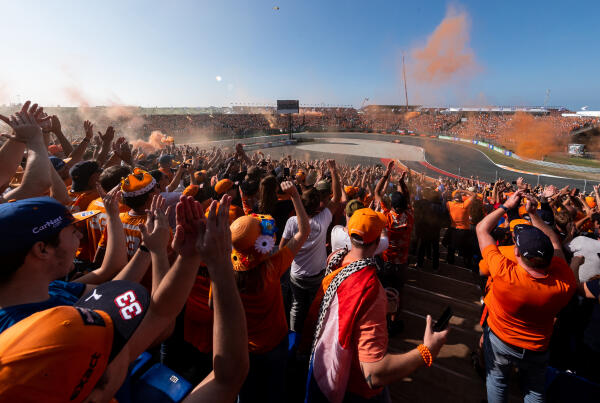 Oranje toeschouwers tijdens Dutch Grand Prix 2021