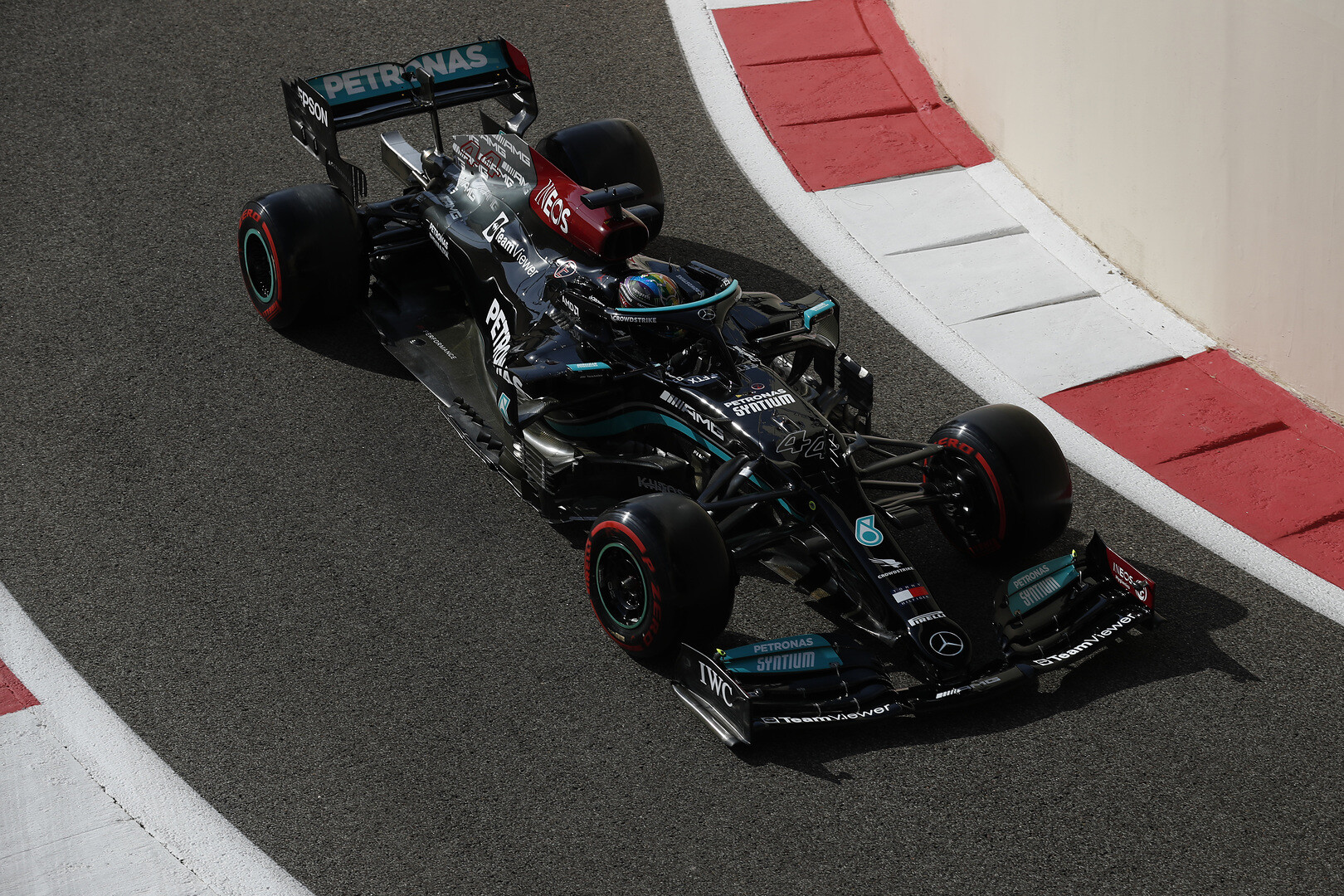Lewis-Hamilton-mercedes-abu-dhabi-2021