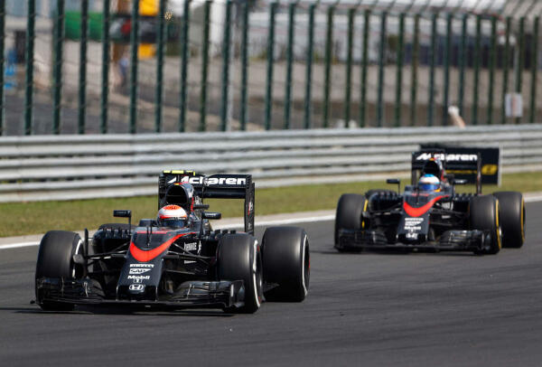 Jenson_Button_Fernando_Alonso_McLaren-Honda_2015
