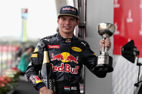 Max_Verstappen_Red_Bull_Racing_F1_Grand_Prix_Japan_2016_podium