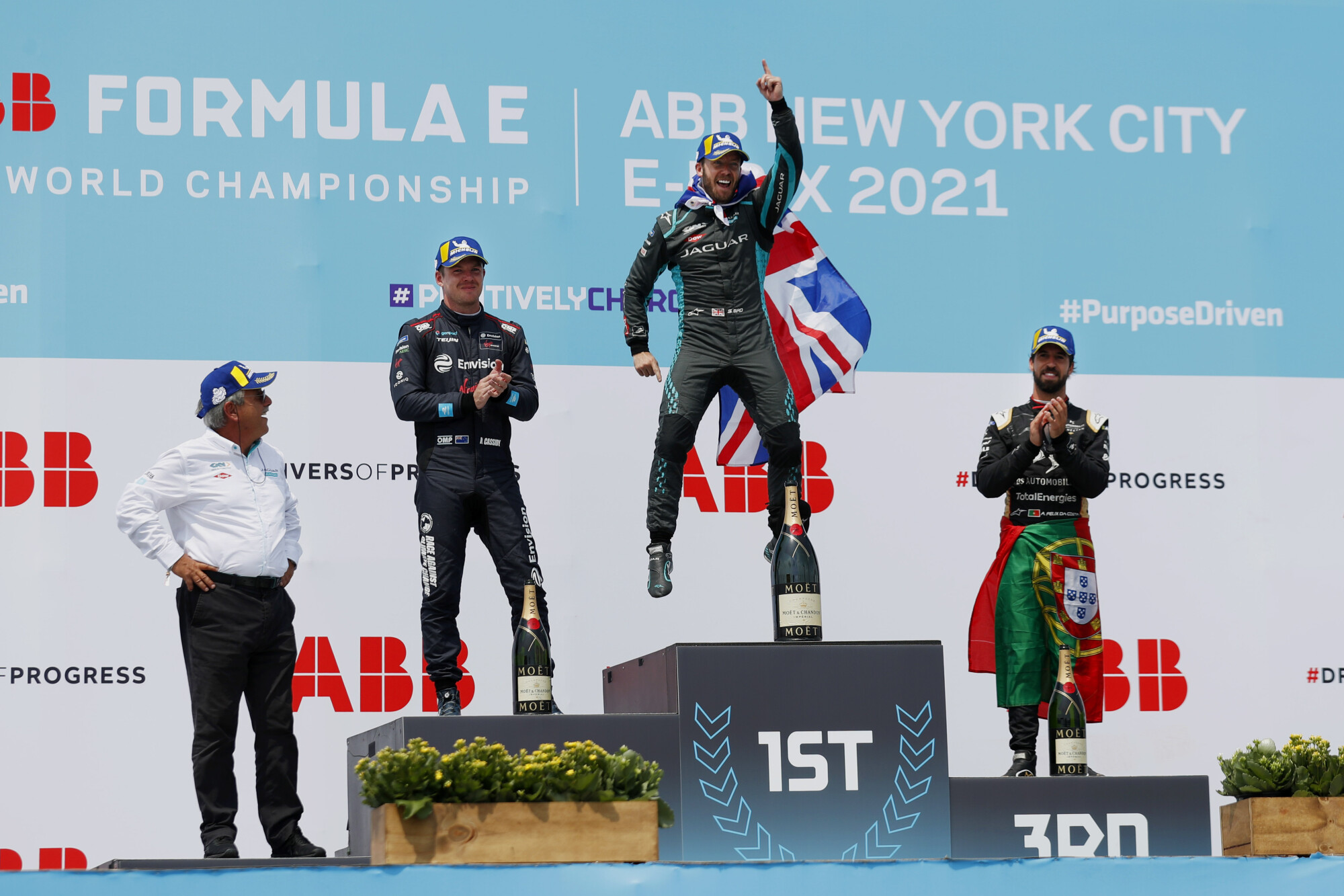 1-EPS711_184204_W6I3694