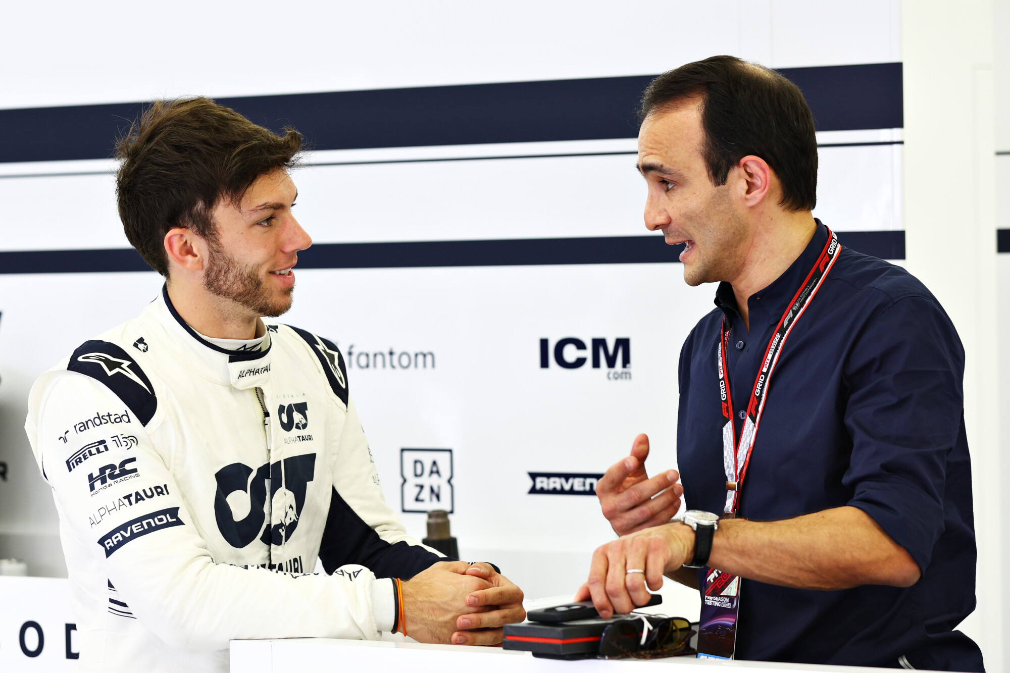 Pierre Gasly praat met engineer eerste testdag Bahrein 2022