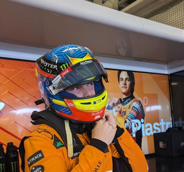 Piastri in garage helm mexico 2