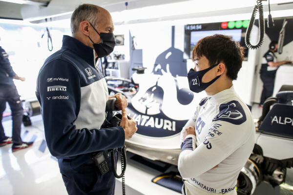 Franz Tost en Yuki Tsunoda praten in de garage Grand Prix Portugal 2021