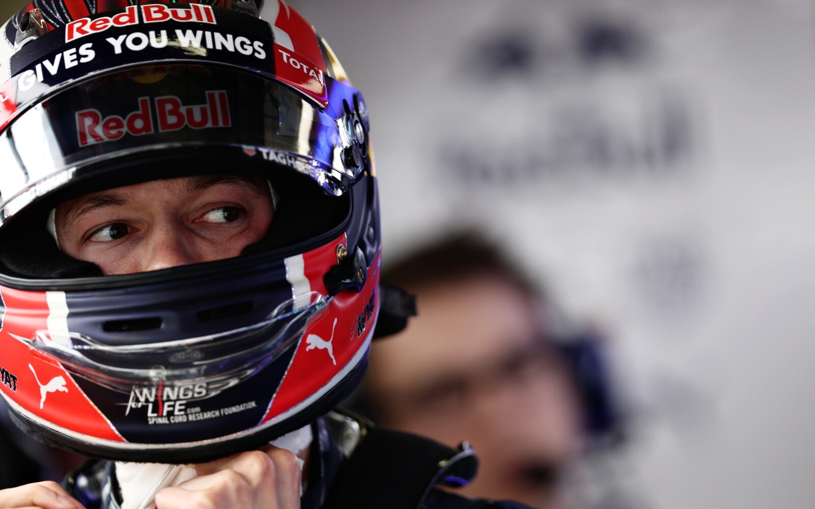 images_2016_F1-retro_kvyat