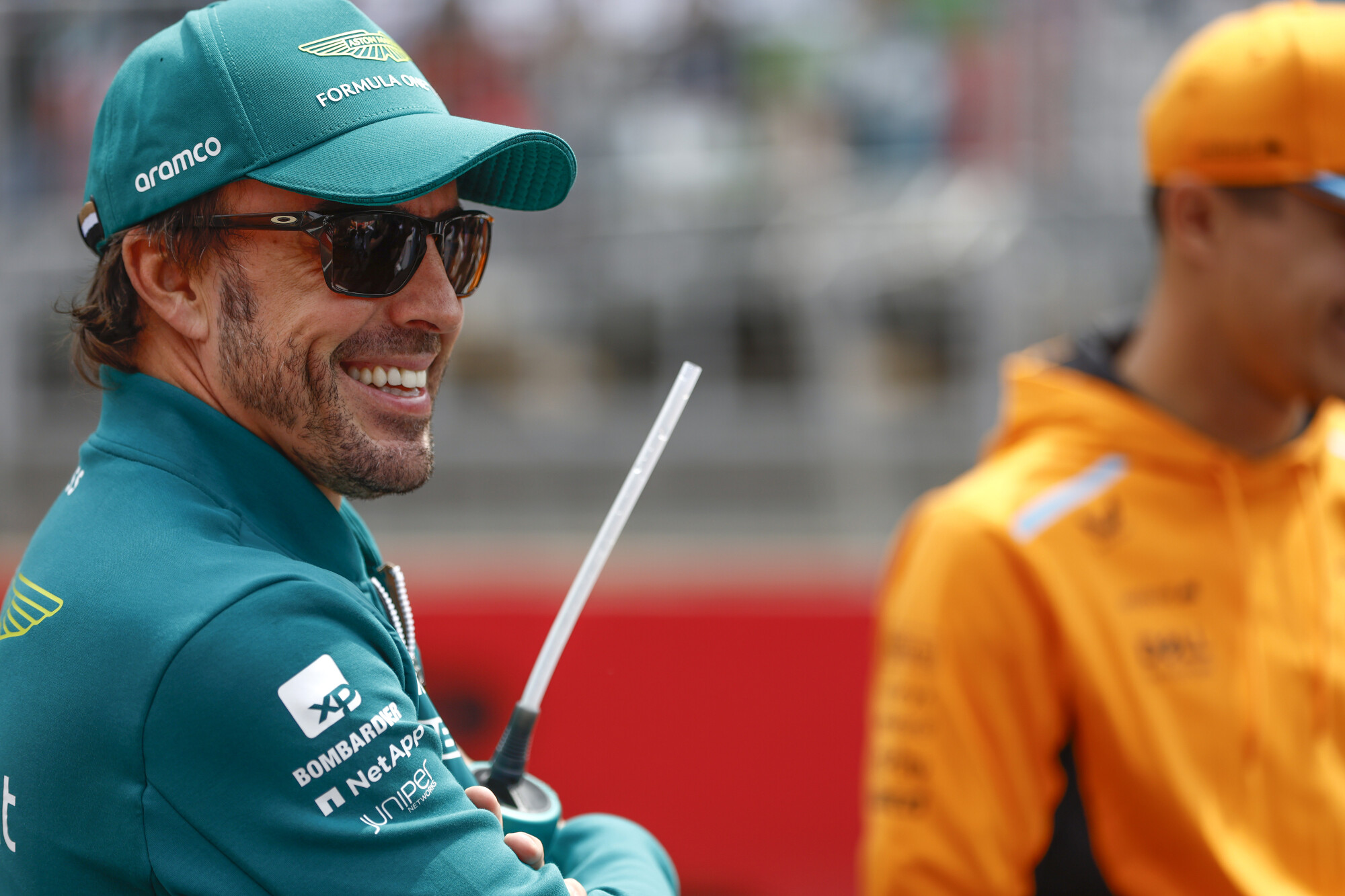 Fernando Alonso lachend zondag Baku 2023