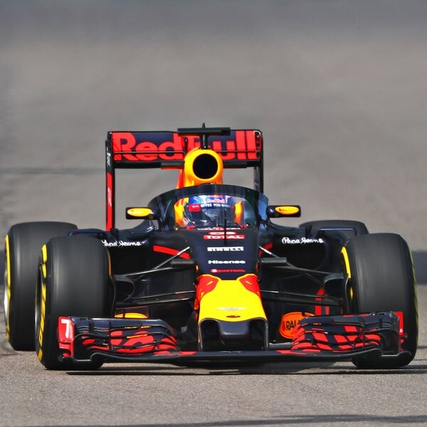 Daniel_Ricciardo_Red_Bull_Racing_aeroscreen_GP_Rusland_2016