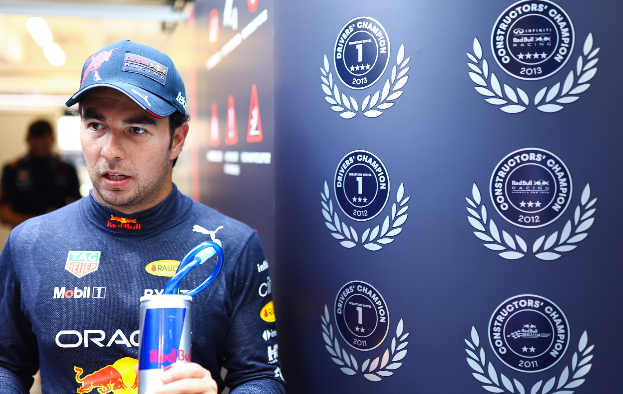 Perez - in pits naast muur kampioenschappen red bull - Hongarije 2022