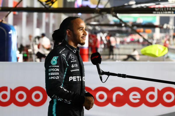 Lewis Hamilton praat met media Grand Prix Qatar 2021