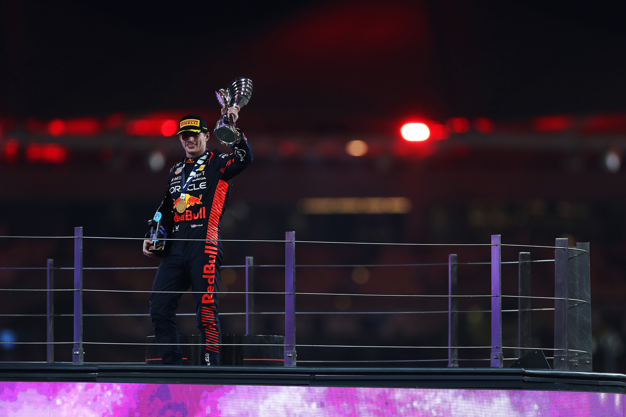 Max Verstappen op podium Abu Dhabi
