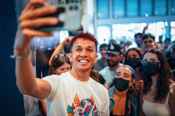 Alexander Albon maakt een selfie met fans Miami 2022