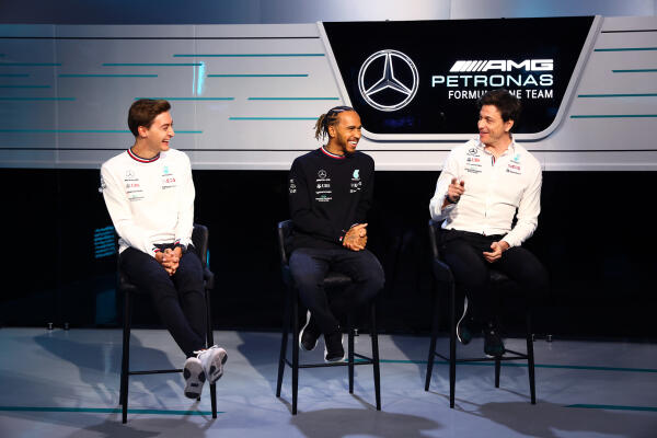 Wolff, Hamilton, en Russell tijdens lancering Mercedes 2022