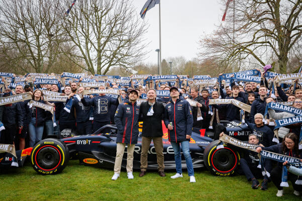 Verstappen en Pérez onthaalt bij Red Bull-fabriek