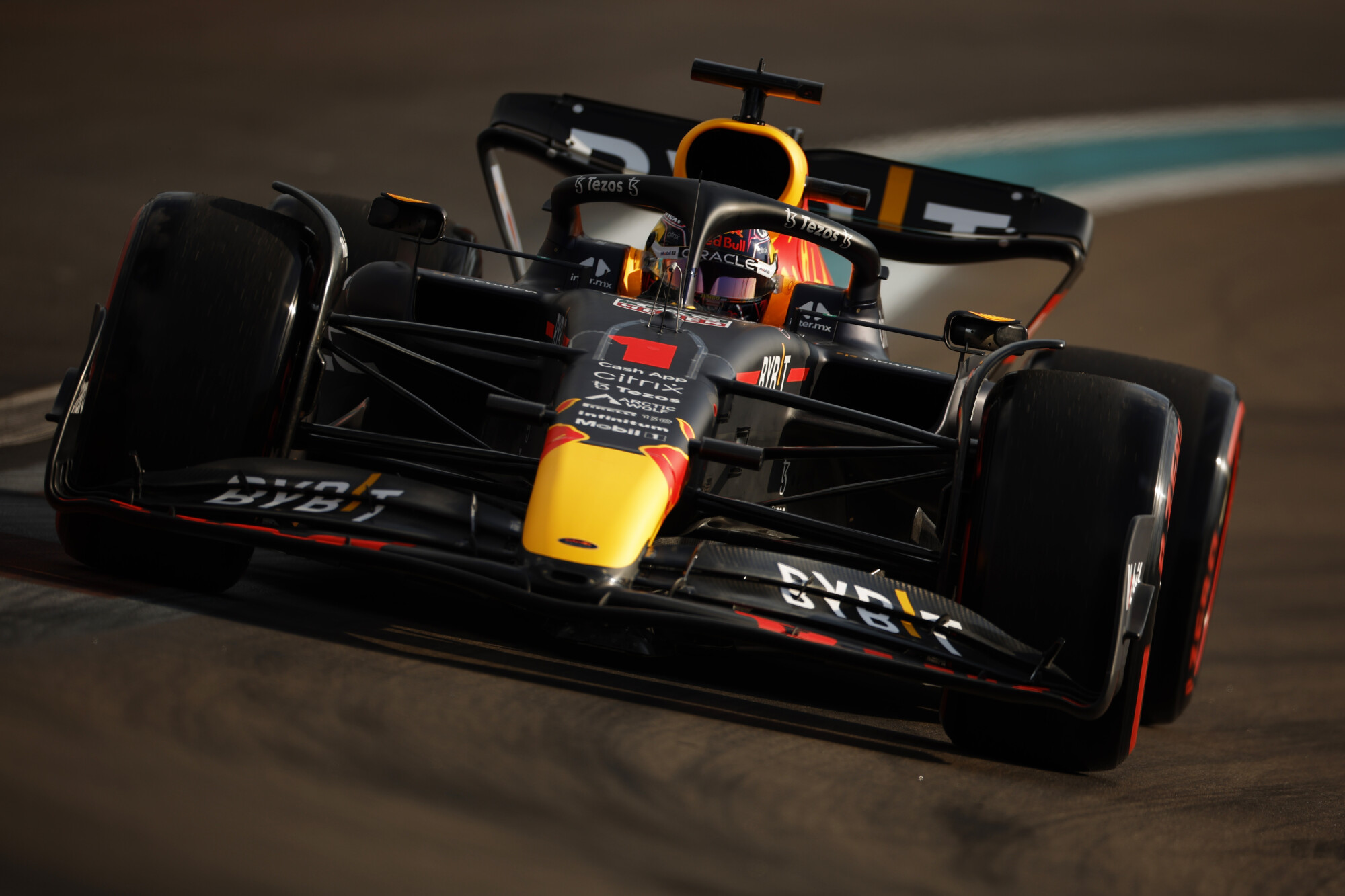 Max-Verstappen-rechtvoor-zon-Miami-GP