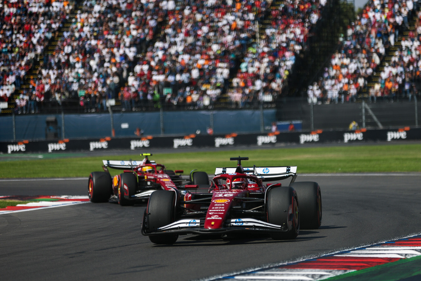 Charles Leclerc en Lewis Hamilton - F1 Grand Prix van Mexico 2025
